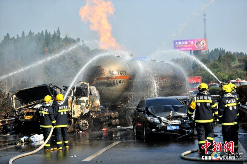 沪蓉高速四川境内大雾发生连环追尾事故 汽车