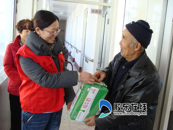 胶东在线网1月23日讯(通讯员 吕世军)大叔,好好养病,早日康复!1月19日上午,山东龙口市下丁家爱心义工队40多名义工队员在队长马建慧的带领下为下丁家敬老院的34位老人每人送去了一箱牛奶。同时,到医院探望了78岁的陈天宝和82岁于守来两位住院的老人,并为他们送去牛奶和问候,将爱传递到病床前。 我们队于去年12月18日刚刚成立,我们先后走访了全镇23户贫困户,并为其中6户送去了慰问品。马建慧说,我们成立以来得到了个体工商业户王绍明、曲道仁、于翠和庙北主任马广勇的大力支持,以后我们要把爱心传递给更多