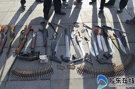 烟台公安局展出真刀真枪 管制刀具禁入公共场
