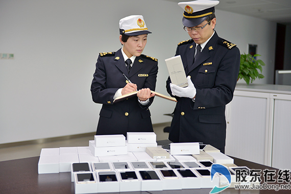 32部名牌手机走私入境被烟台海关查获(图) 社会