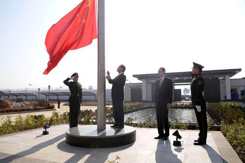 在雄壮的国歌声中,王毅亲手升起五星红旗,宣告我驻巴基斯坦使馆新馆