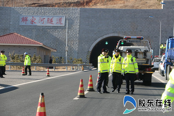 高速交警莱山大队开展交通事故应急预案演练