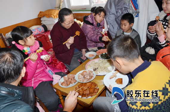 爱心“儿女”陪空巢老人吃团圆饭