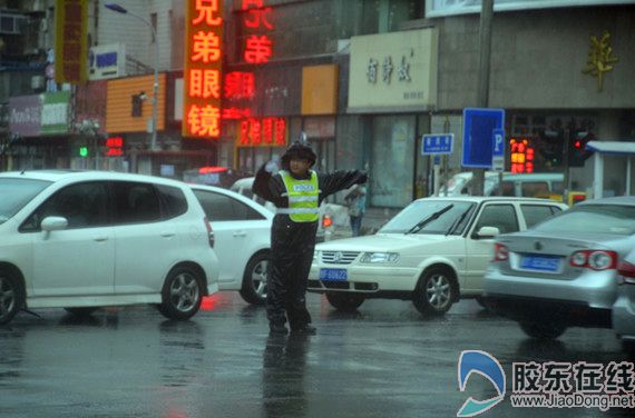 交警在风雨中疏导交通