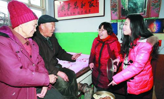 重返岗位后的张广秀正在走访村里老人