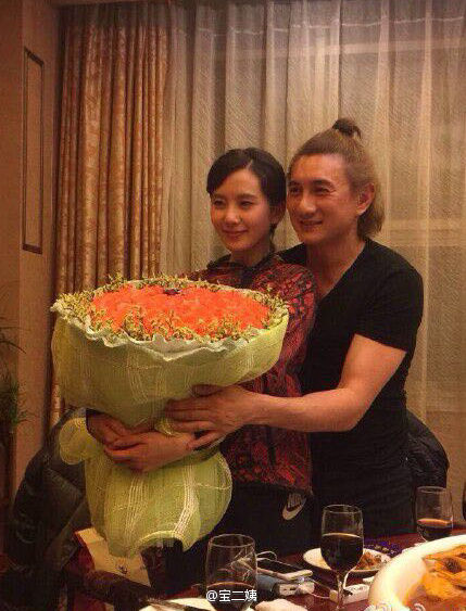 吴奇隆为老婆刘诗诗庆生 夫妻甜蜜环抱