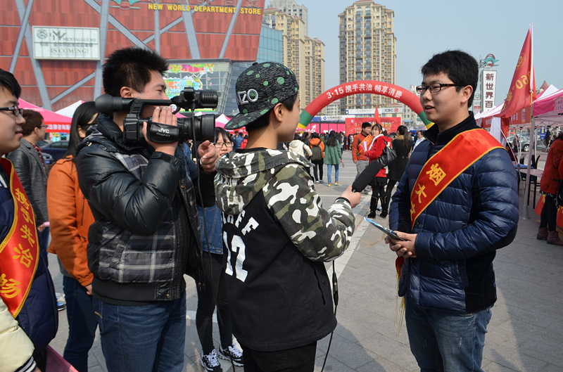 烟大文经师生结合专业特点 宣传舌尖上的安全