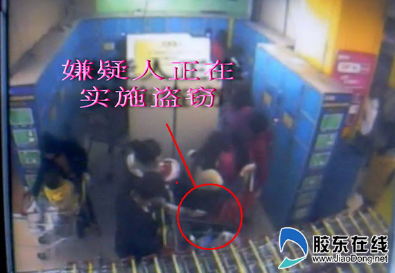 招远一女子盗窃手机 监控录像记录全过程(图) 