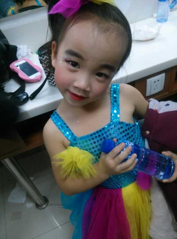 烟台一职美发专业学生参加少儿春晚化妆造型_