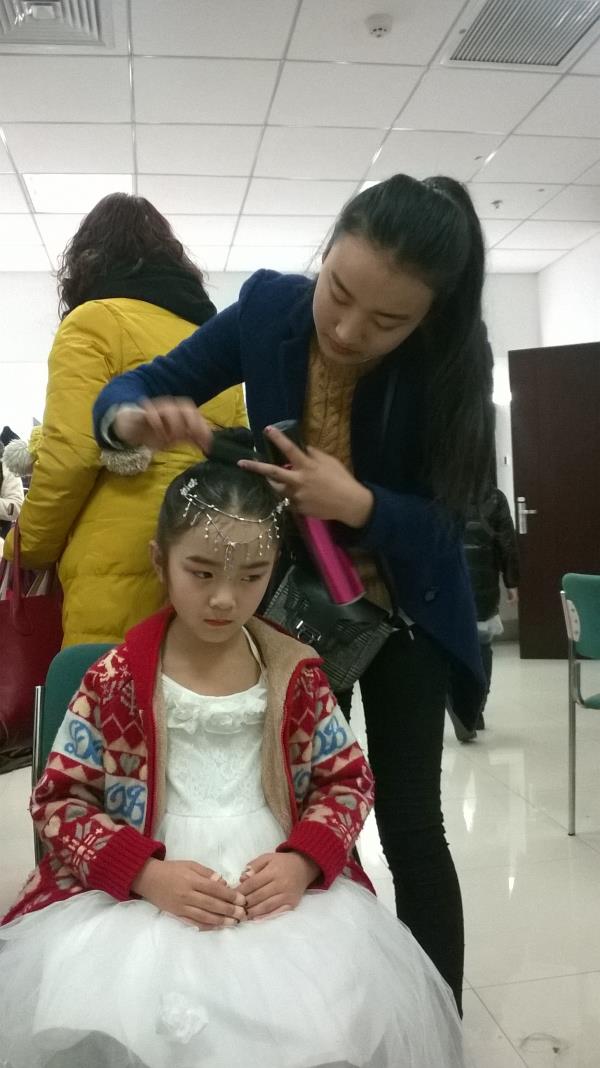 烟台一职美发专业学生参加少儿春晚化妆造型_