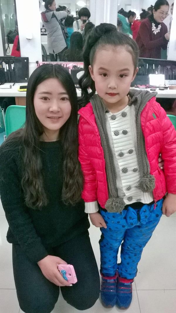 烟台一职美发专业学生参加少儿春晚化妆造型_