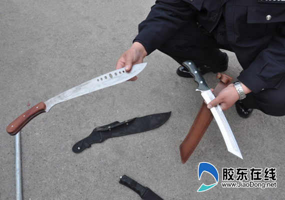 烟台交警查车:套牌车内藏棍棒放尖刀 (图) 社会