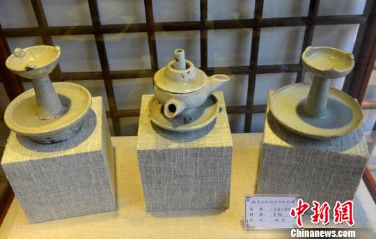 “丝路重光”古油灯展再现古代丝路辉煌(图) “丝路重光”古油灯展再现古代丝路辉煌(图)