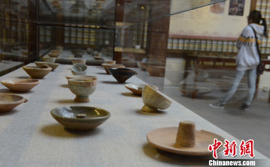 “丝路重光”古油灯展再现古代丝路辉煌(图) “丝路重光”古油灯展再现古代丝路辉煌(图)
