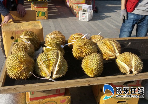 万象城一家水果店,榴莲在售