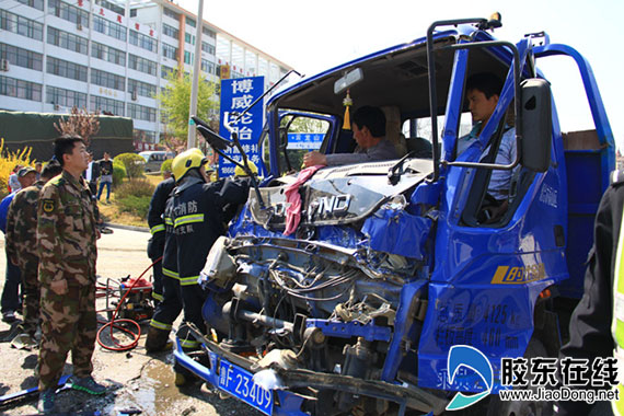 两货车相撞3人被困 福山消防官兵成功救援(图