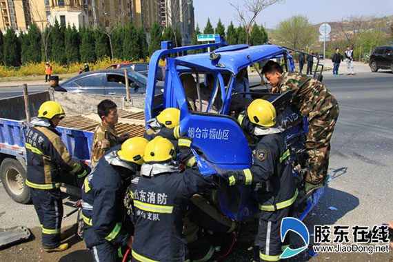 两货车相撞3人被困 福山消防官兵成功救援(图