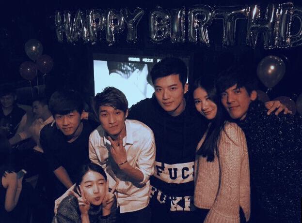 周冬雨与富二代男友昔日合影曝光(组图) 娱乐新