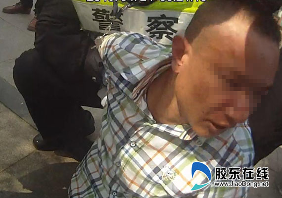 交警执法被吸毒男子持匕首捅心脏 幸被证件挡