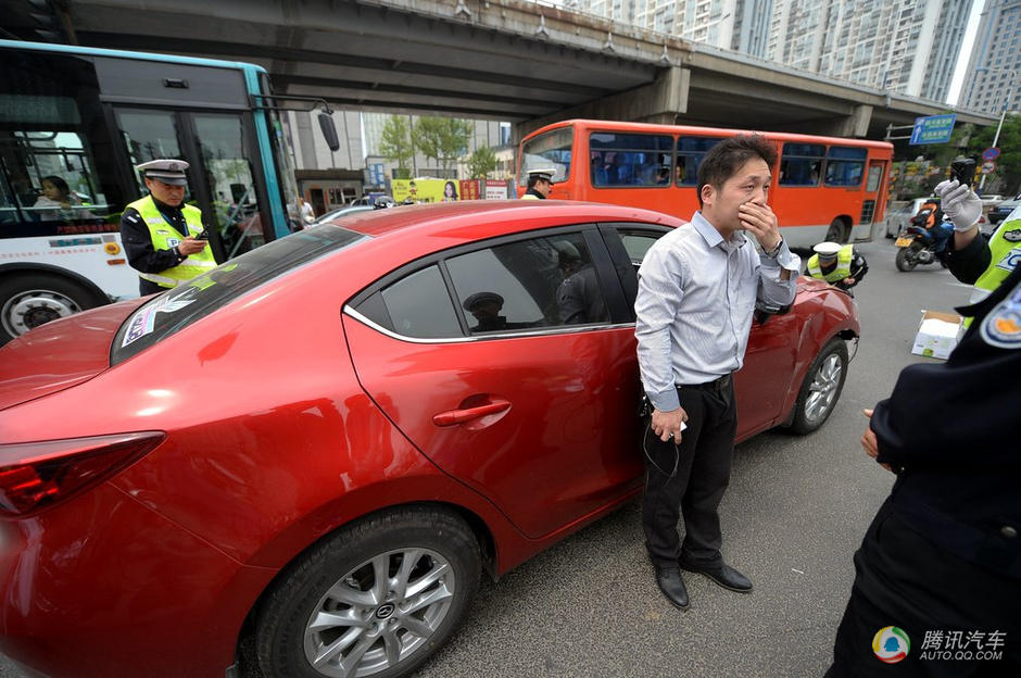 <em>女司机</em>错<em>踩油门</em>连撞4车死伤7人 汽车新闻 汽车
