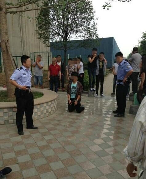 一职校男生捅死同学后当街跪在尸体面前(图) 世