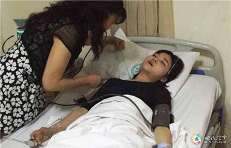 <em>女司机</em>遭<em>男司机</em>当街暴打 35秒4脚踢中脸部 汽