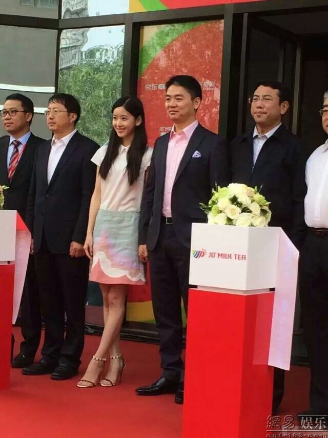 章泽天,刘强东为奶茶店剪裁 婚戒抢镜(组图)