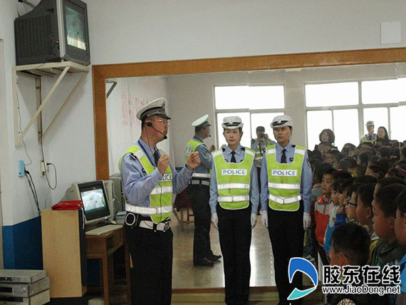蓬莱交警走进校园开展交通安全知识讲座(图) |