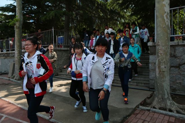 烟台一职专举行避震应急疏散演练活动_胶东在