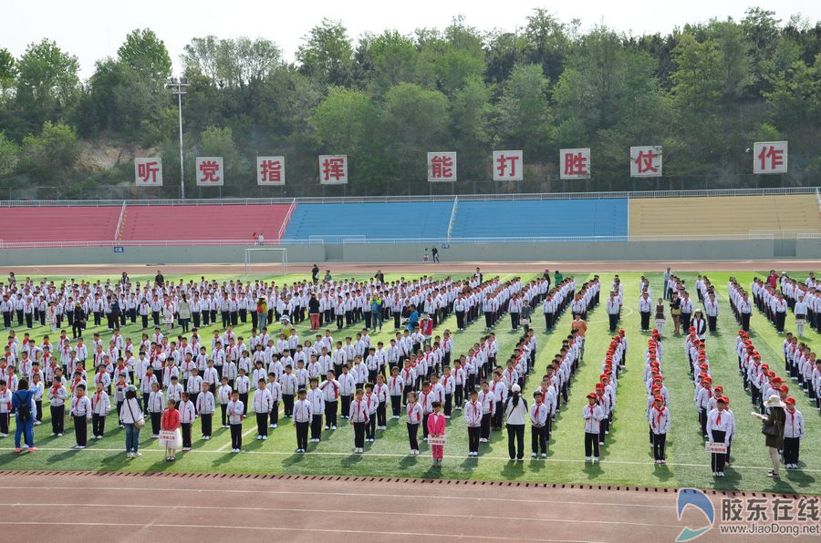 高清图:养正小学运动会 家长呐喊助威蛮拼的