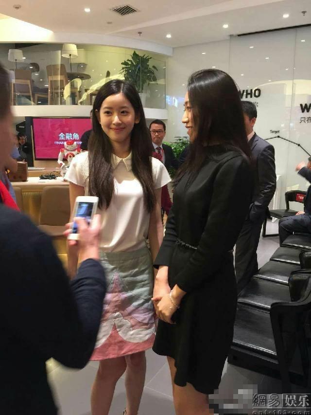 曝刘强东和奶茶妹妹悉尼大学拍婚纱照 娱乐新