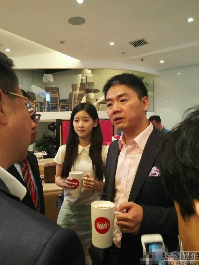 曝刘强东和奶茶妹妹悉尼大学拍婚纱照 娱乐新