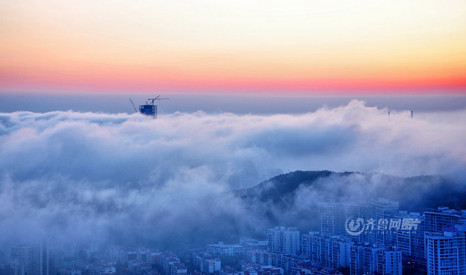 青岛沿海现平流雾景观 城市如仙境 新闻资讯 烟