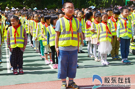 烟台中行助力小学生安全出行 捐赠1800件荧光