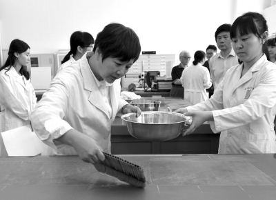 古书画揭离难题破解:首博研制出生物揭展剂(图)