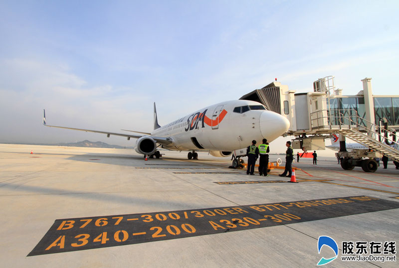 高清图:烟台蓬莱国际机场首个出港航班起飞 社