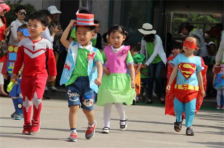 莱山区实验幼儿园举办庆六·一亲子游园活动_