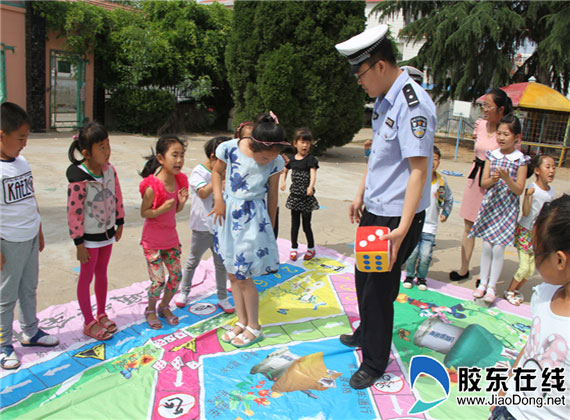 招远交警到幼儿园开展交通安全宣传教育(图) |