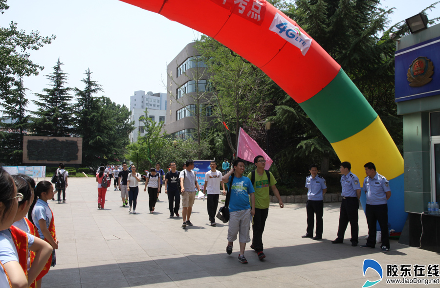 高清:高考语文考完 考生流露自信微笑出考场 科