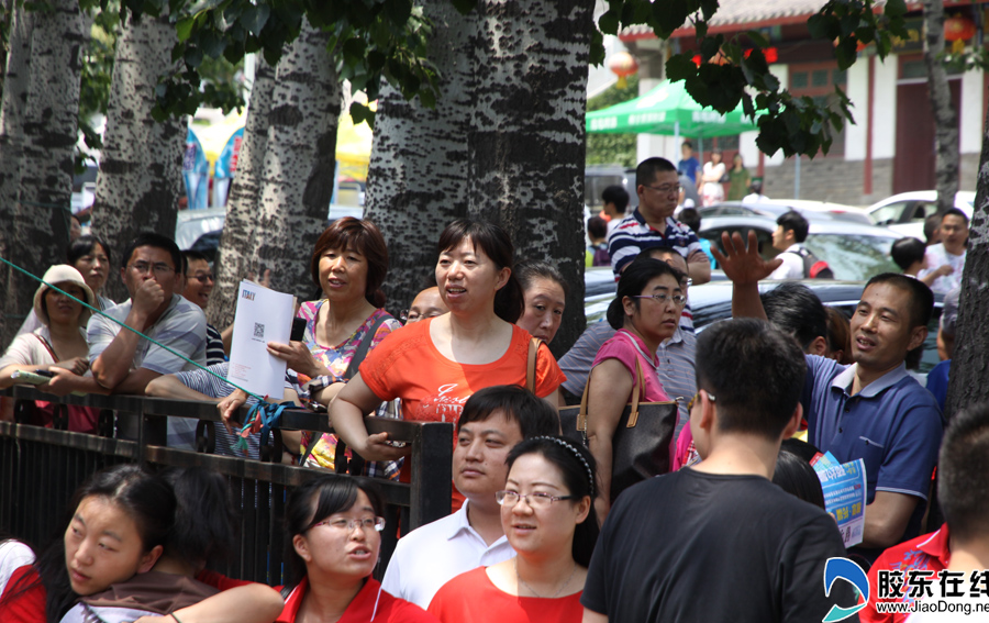 高清:高考语文考完 考生流露自信微笑出考场 科