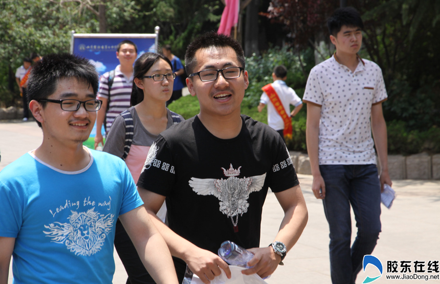 高清:高考语文考完 考生流露自信微笑出考场 科