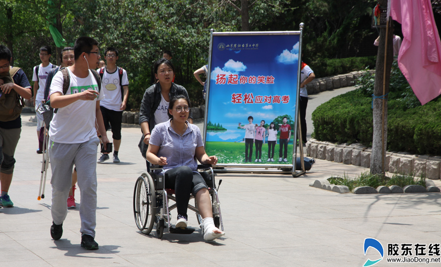 高清:高考语文考完 考生流露自信微笑出考场 科