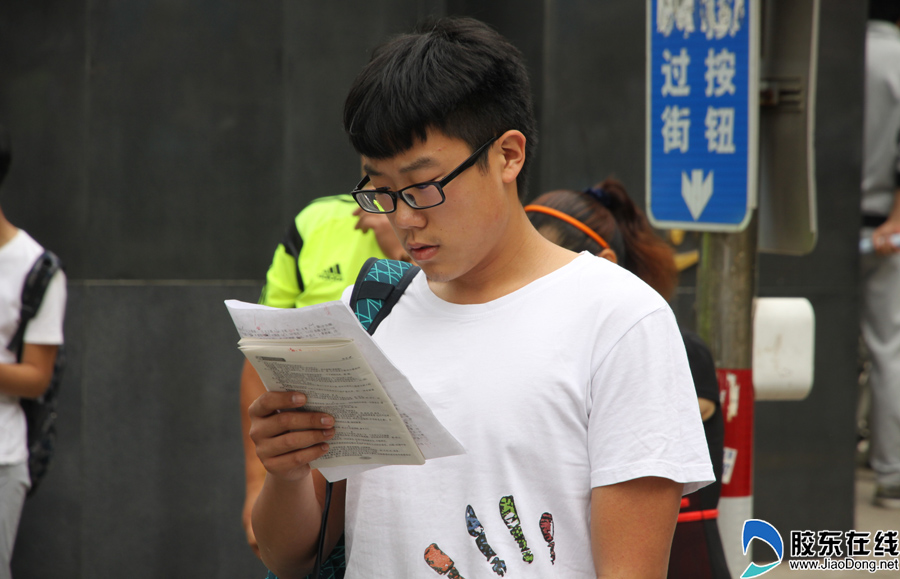 现场直击:考前不放松 考生争分夺秒复习(组图)