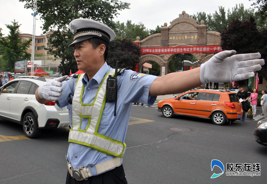 那些为高考忙碌的人:交警护航高考也是 蛮拼的