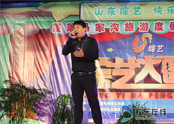 《综艺大篷车》栏目走进蓬莱 姜桂成激情跳舞