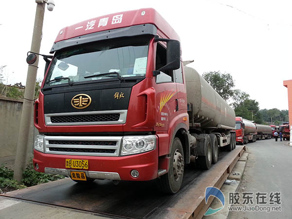 8辆油罐车组队超载被查 分别被罚500扣3分(图
