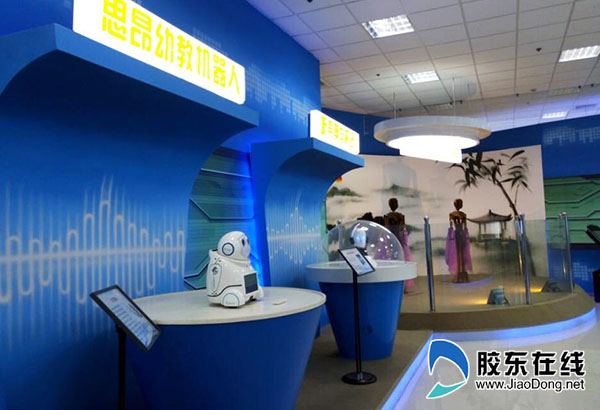 [双城纪行]萌萌哒!国内最大机器人餐厅亮相昆山