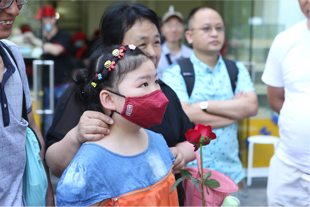 女孩患白血病 父亲街头乞讨<em>姐姐嫁人</em>救妹 国内