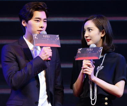 杨幂拍戏疑遭李易峰触胸 杨幂方:角度问题 娱乐