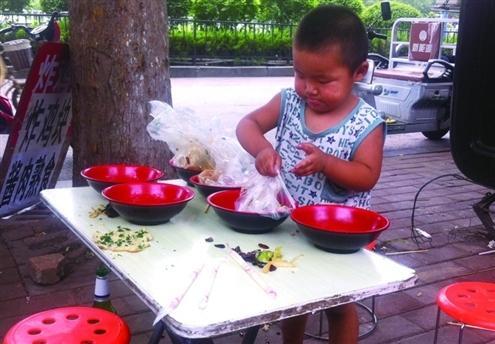 济南2岁半男童帮父母街边摆小吃摊 收碗扔垃圾